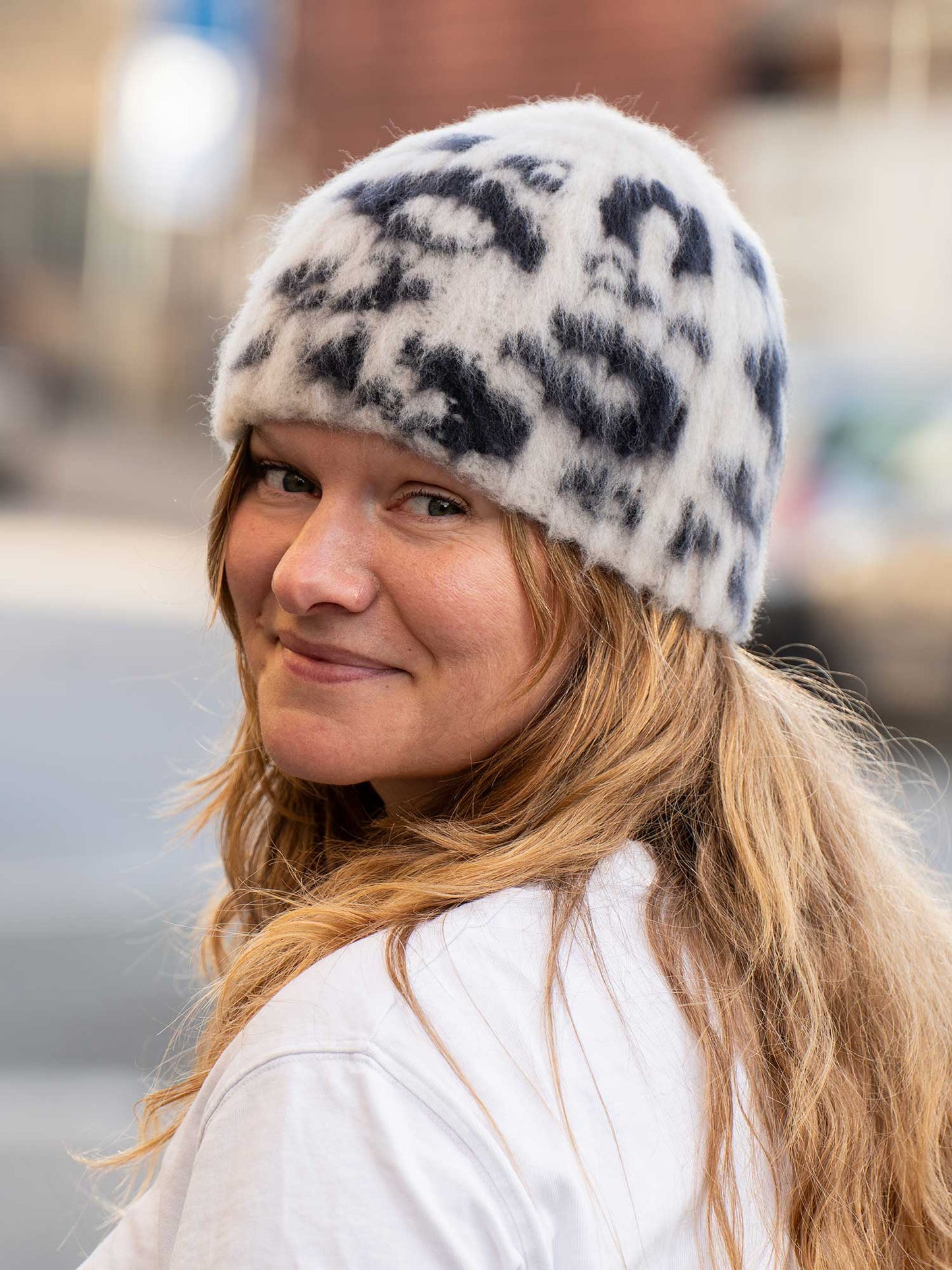 Hækleopskrift - sneleopard hue